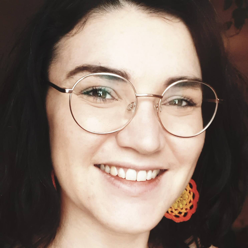 Alisa suunnittelee ja toteuttaa virkattuja koruja