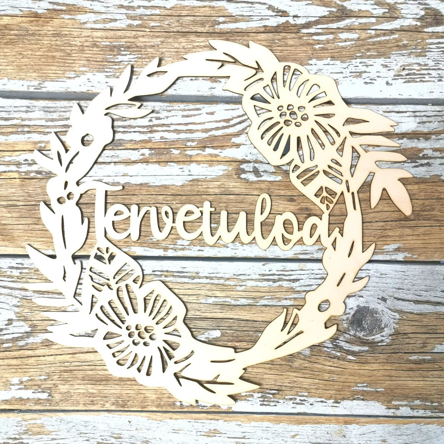 LOV!Tin valikoimissa Pieneltä PuuPajalta on ovikransseja, kakkukoristeita, avaimenperiä, kortteja, lastenhuone -kylttejä sekä erilaisia korvakoruja!