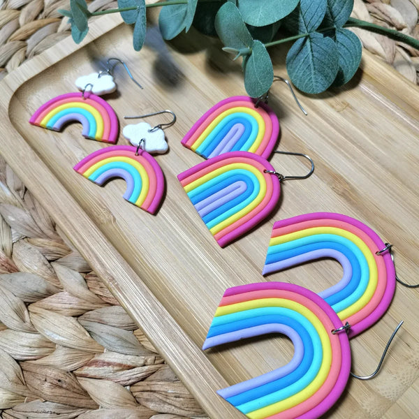 Sateenkaari -korvakorut ihastuttavat luonnollisestikin kaikissa sateenkaaren väreissä. Käsityönä valmistetut Pride -korvikset on näyttävät, mutta unelman kevyet värikkäät korvikset niin Pride-kulkueeseen, kuin ympärivuotiseenkin käyttöön. Tilaa kotimaiset korvakorut LOV!Tilta.
