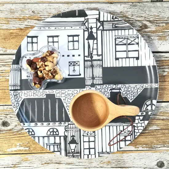 Corten´s Designin kauniilla sisustustarjottimella sisustat kotia ja toimistoa tai ilahdutat läheistä tai ystävää! Taloaiheisten tarjotinten kuvat pohjautuvat käsin piirrettyihin tussipiirroksiin, joiden inspiraation lähteinä ovat toimineet vanhat suomalaiset talot. Tilaa omasi LOV!Tilta.