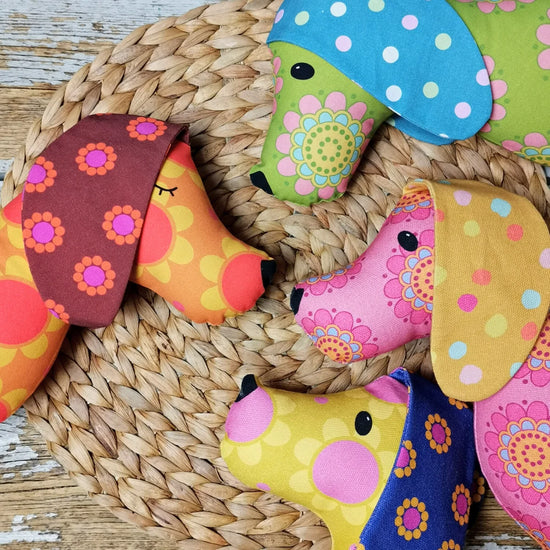 Ihana käsin ommeltu Mauno Mäyräkoira pehmolelu sopii niin lasten leikkeihin kuin koristeeksikin. Mauno on mainio lahjaidea lapselle tai tuliainen kotiin, jossa majailee mäyräkoira. Tilaa suosikkisi Pyrykääkkä Designin värikkäästä valikoimasta LOV!Tilta!
